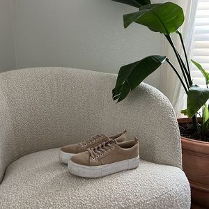 Divided H&M brand size 37 (US 6.5) been worn twice. The nude color is 🔥